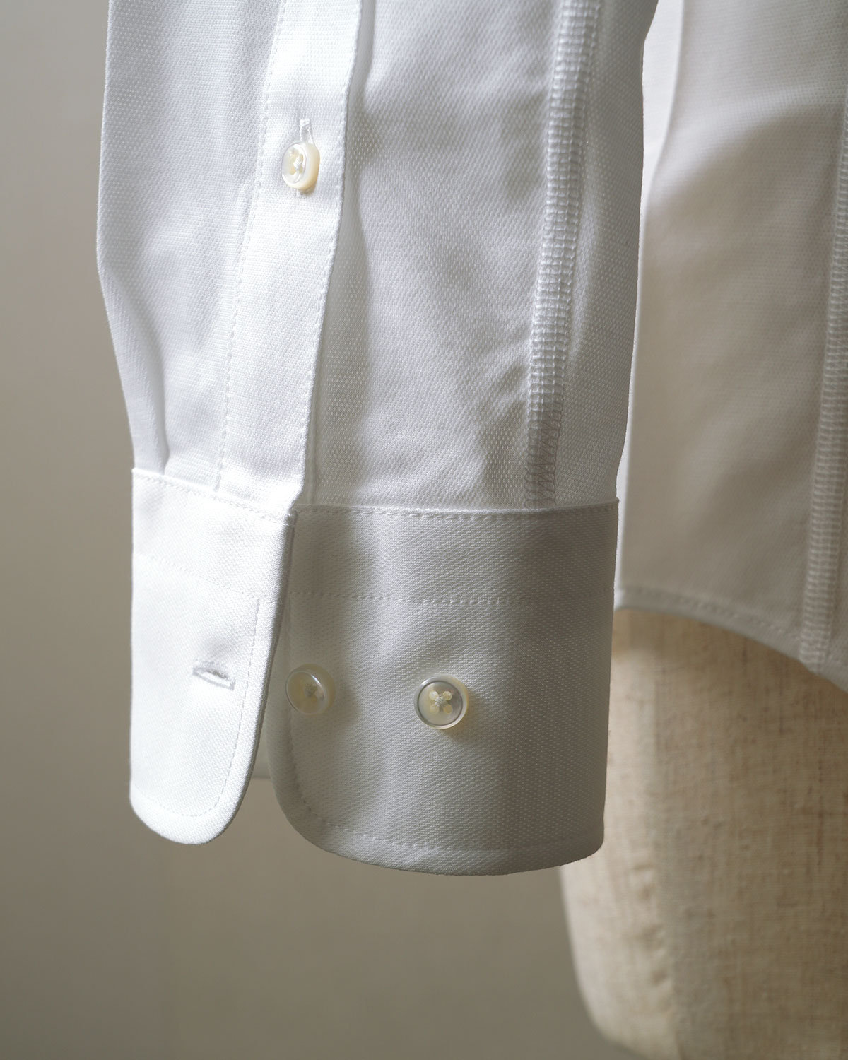 ホワイトシャツの袖と縫製ディテール