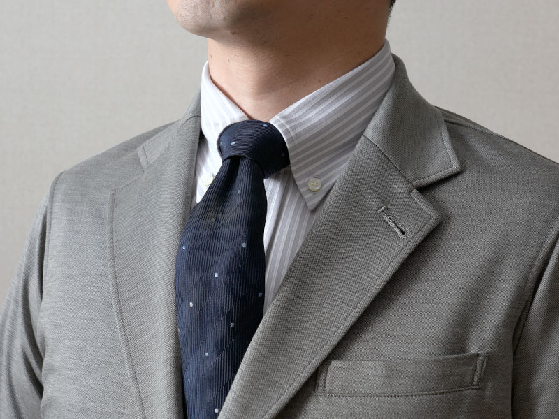 ネクタイの結び目の大きさが小さいと、襟（えり）との間にスキマが生まれてしまい、それもまた格好悪いのです。ボタンダウンシャツには、結び目が大きくなるセミウィンザーノットなどがオススメです。